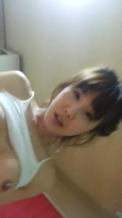 亚洲AV - 穿着小背心不穿奶罩的初戀女友的騎乘位 笑容很甜美